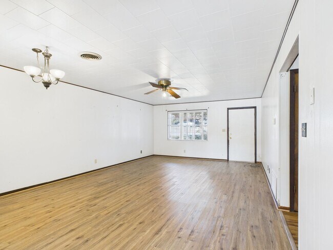 Building Photo - 126 Northwest Dr