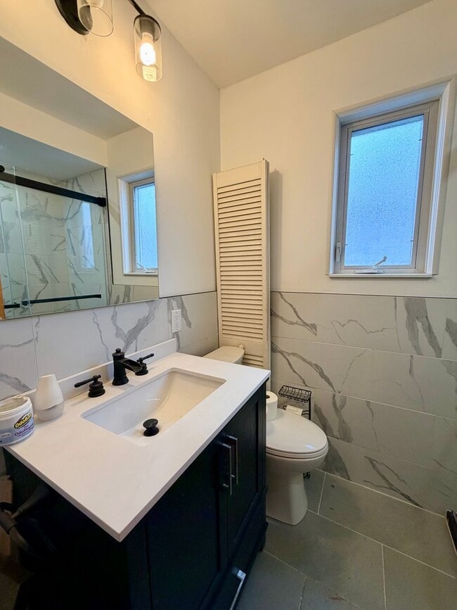 Building Photo - 1612 Oak Grove St