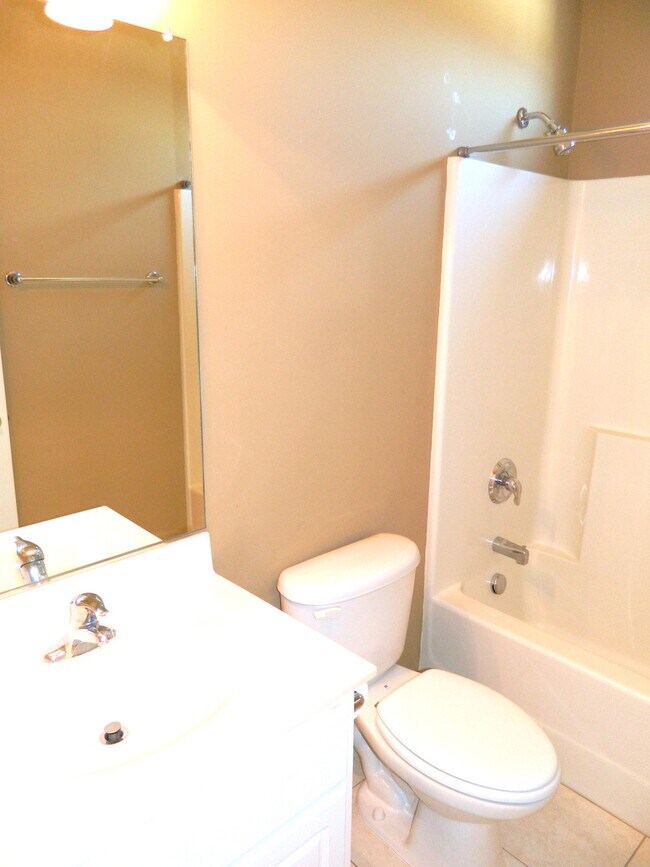 Building Photo - 1101 Brighton Dr