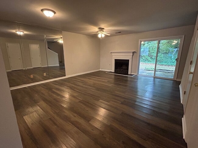 Building Photo - MOVE-IN SPECIAL! End Unit in Main Station with Hardwood Floors and Fireplace