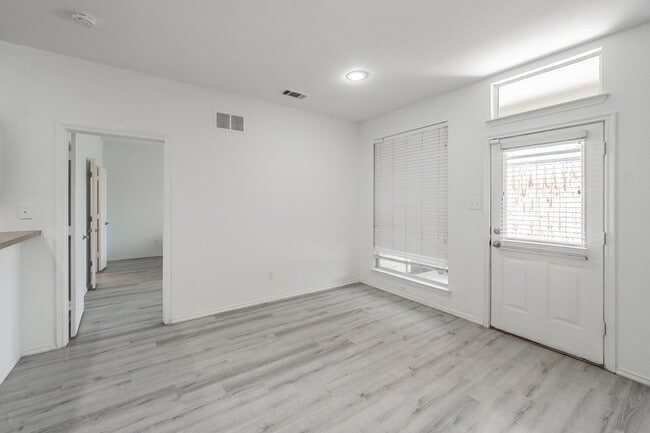 Building Photo - 3232 Florian Ln