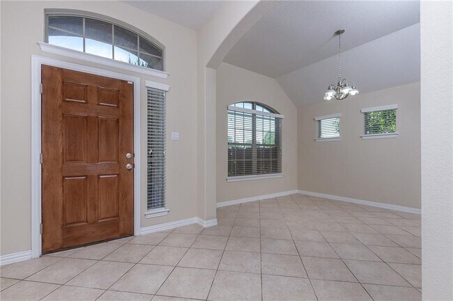 Building Photo - 504 Tascate St