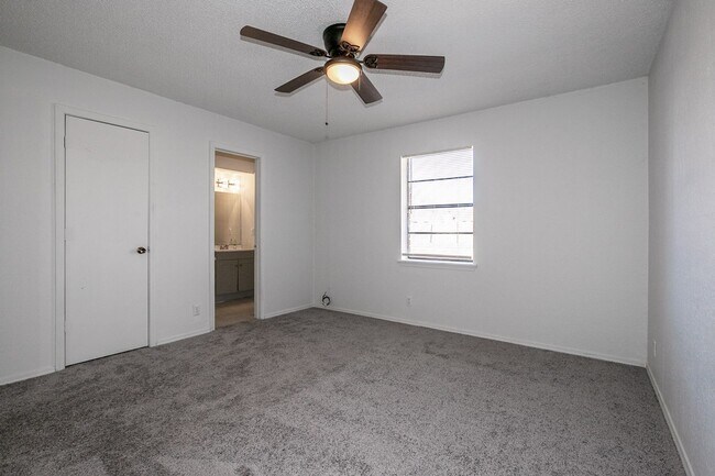 Building Photo - 1341 E 142nd St