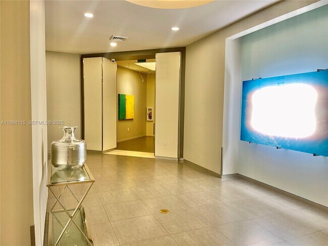 Building Photo - 1900 N Bayshore Dr