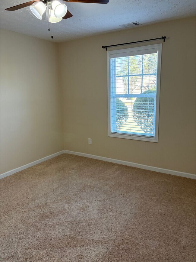 Building Photo - Beautiful Stepless Ranch