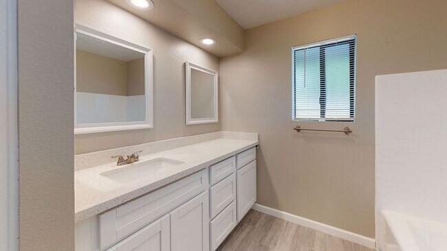 Building Photo - 3 bedroom 2 bath home situated on the Golf Course!