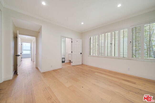 Building Photo - 435 N Palm Dr