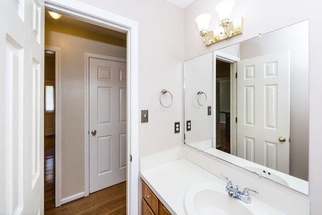 Building Photo - 3BD/1BA Home in Hickory