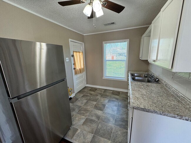 Building Photo - Beautifully Maintained South Waco Home