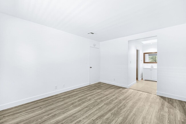 Building Photo - Limited-Time Move-In Special – $500 Deposi...