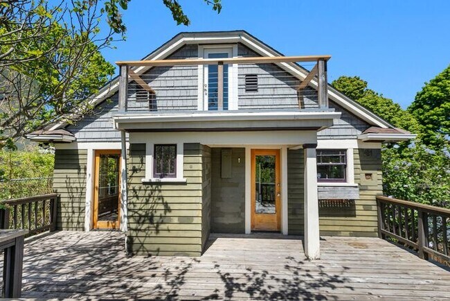 Building Photo - Charming AIR CONDITIONED Leschi Craftsman