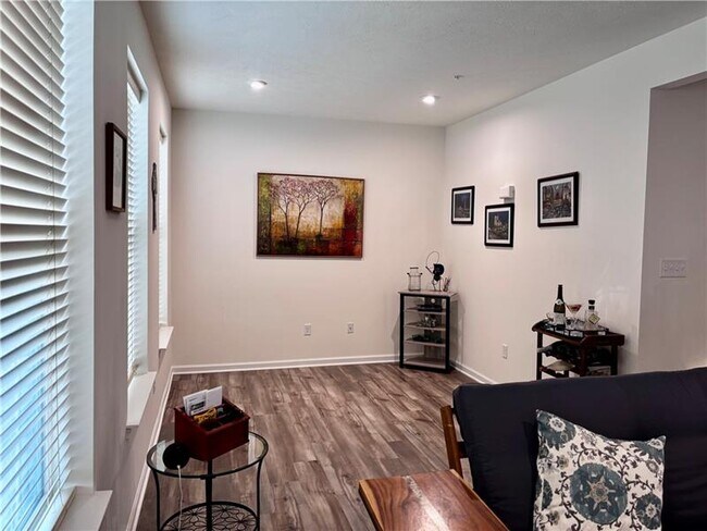 Building Photo - 108 Sweetwater Dr