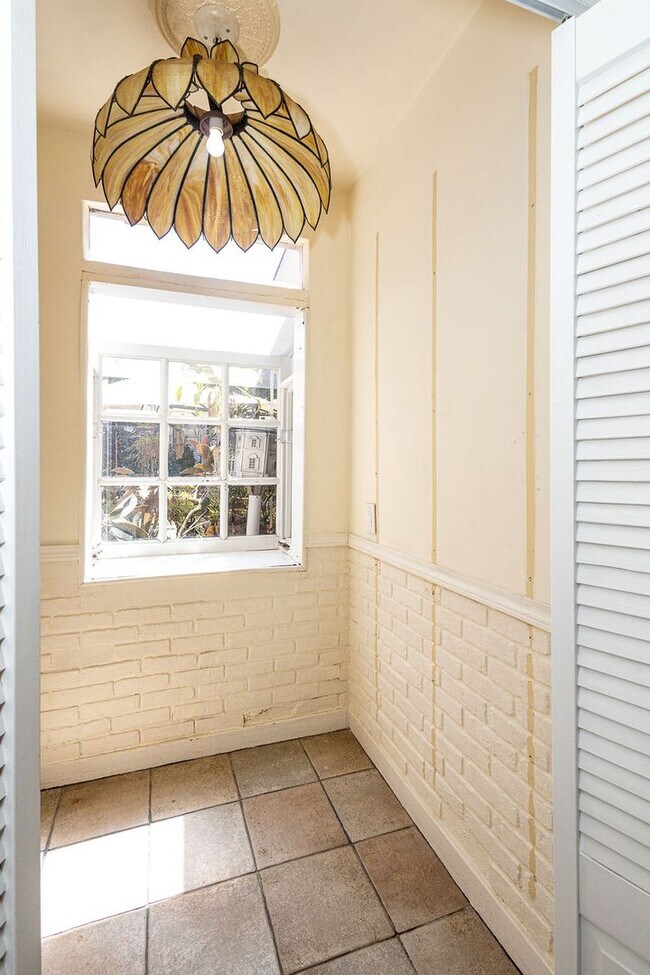 Building Photo - Warm & Welcoming Home Near Melrose with Room to Live, Work & Create