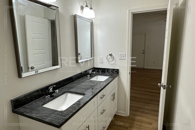 Building Photo - **OPEN HOUSE 08/17 1-3PM** 4 Bed/2 Bath Ho...