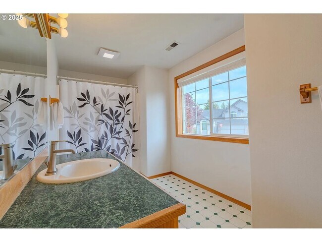 Building Photo - Spacious 4BR, 3 Bath House in Felida