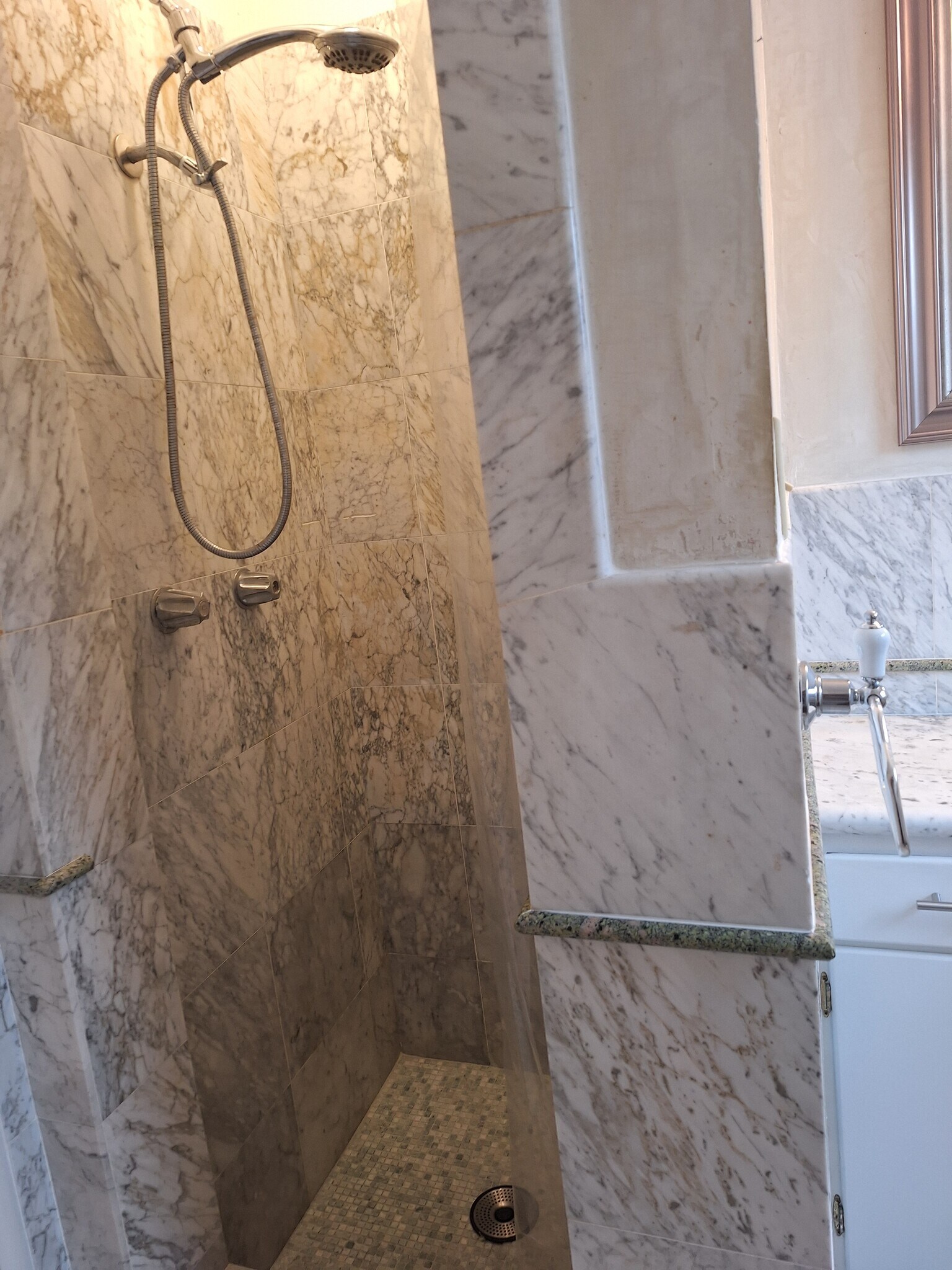 Building Photo - 633 Trevethan Ave