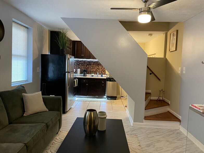 Building Photo - 888 W Lombard St