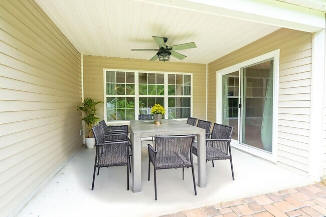 Building Photo - Serenity Meets Everyday Convenience!
