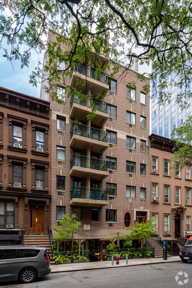 Building Photo - 325 W 51st St