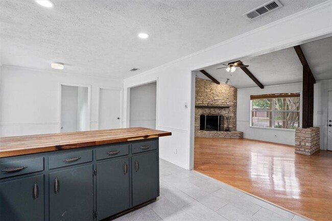 Building Photo - Perfectly Located Home Near Downtown Round...