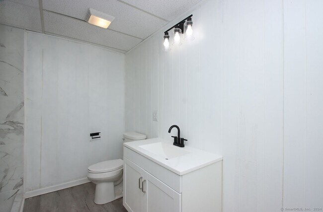 Building Photo - 2 Lakeview Ave