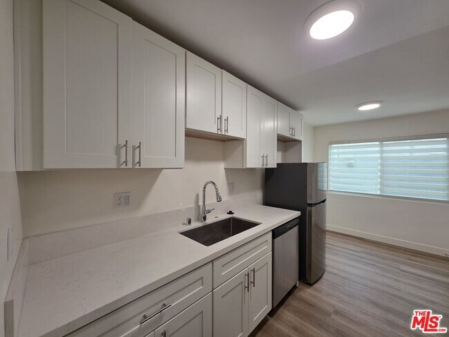 Building Photo - 517 N Francisca Ave