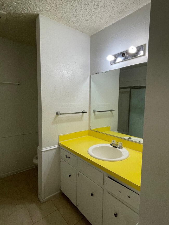 Building Photo - 610 N Elkhart Ave