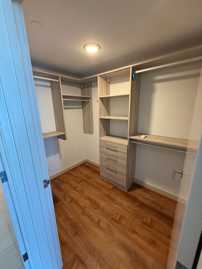 Building Photo - Luxury High-Floor 2BR/2BA Condo with Ocean...