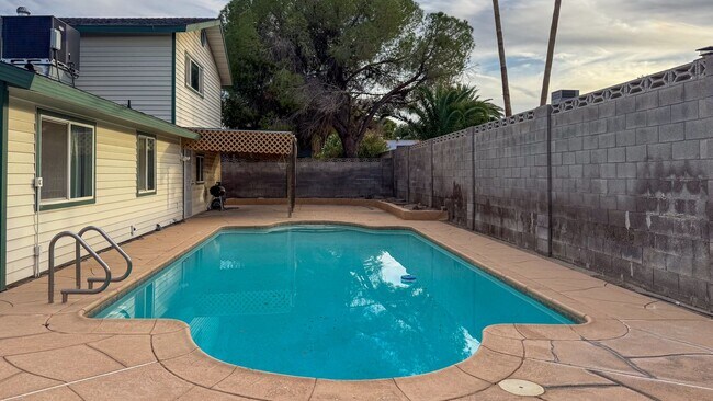 Building Photo - Move-In Ready 3-Bedroom with Pool / Lawn and Pool Service Included!
