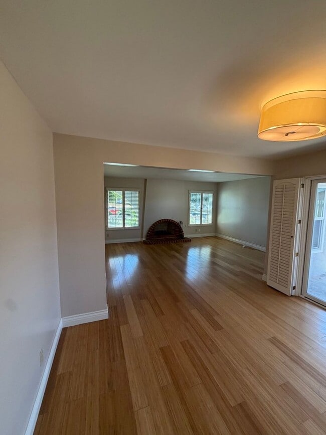 Building Photo - Beautiful 3 Bedroom Home in Avocado Heights