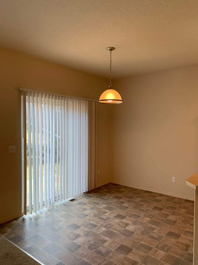 Building Photo - *** FIRST FULL MONTH'S RENT FREE***BEAUTIF...