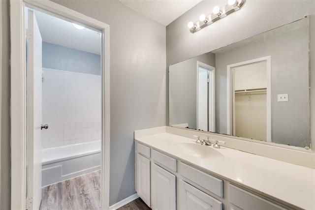 Building Photo - 2814 Meadow Park Dr