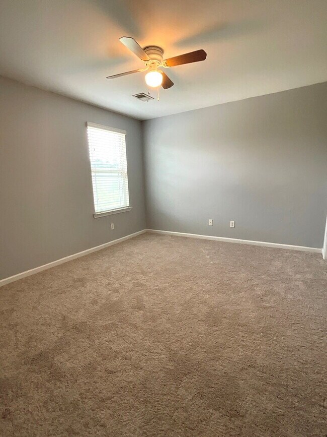 Building Photo - Great Amenities