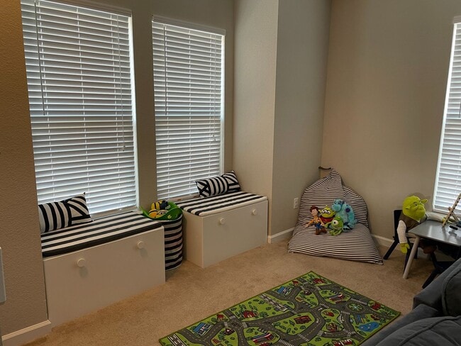 Building Photo - Really nice newly built 4 bedroom home with 2 full baths and one 1/2 baths