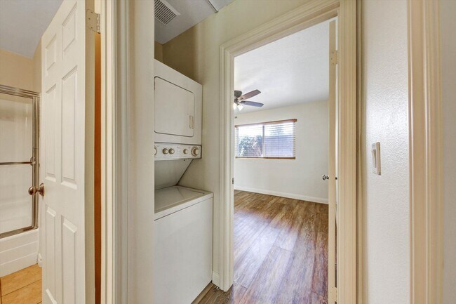 Building Photo - 792 Avocado Ave