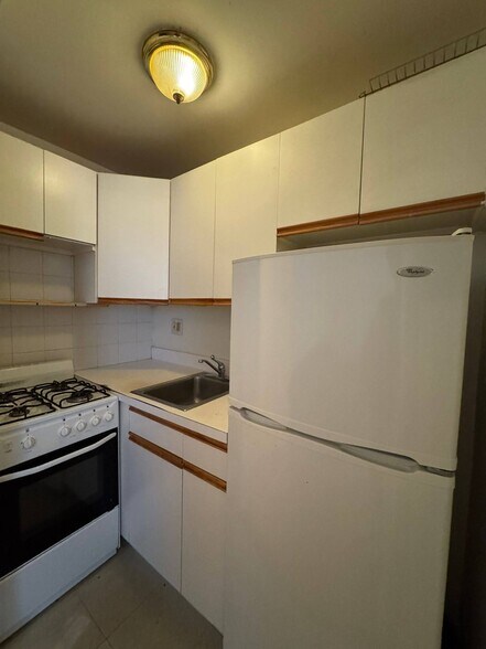 Primary Photo - 215 Clinton Ave