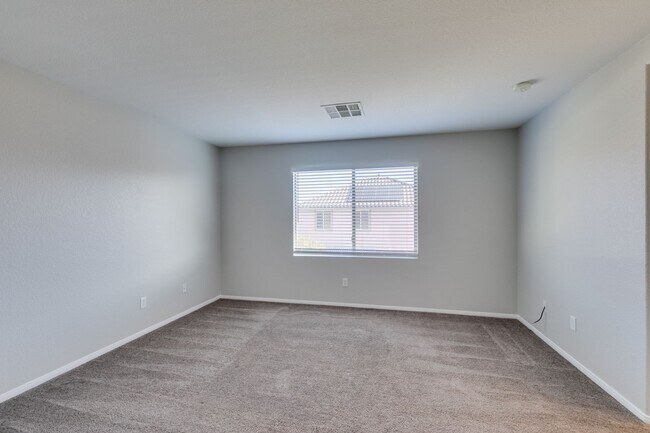 Building Photo - 3 bedroom + Den! Ready for immediate move ...
