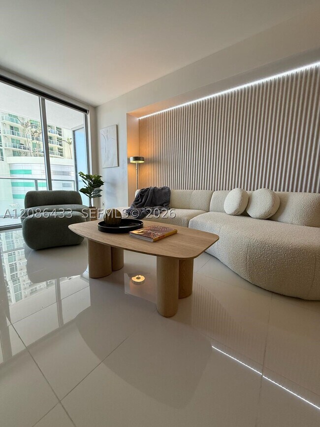 Building Photo - 1300 Brickell Bay Dr