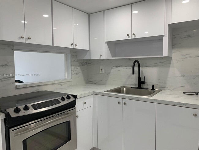 Building Photo - 2859 Leonard Dr