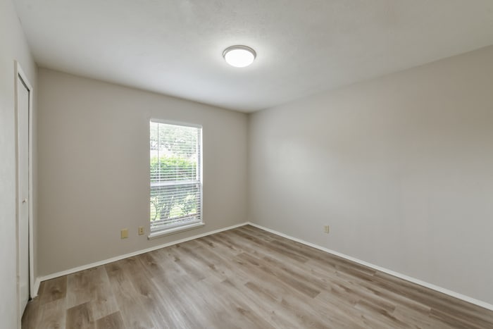 Building Photo - 7024 Greenview Cir S