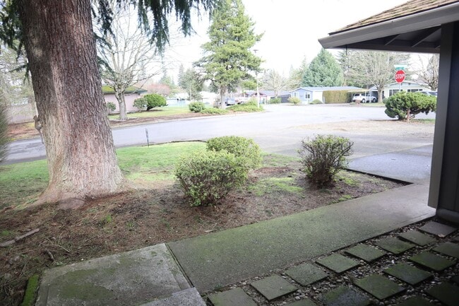 Building Photo - 10111 NE Tanglewood Dr