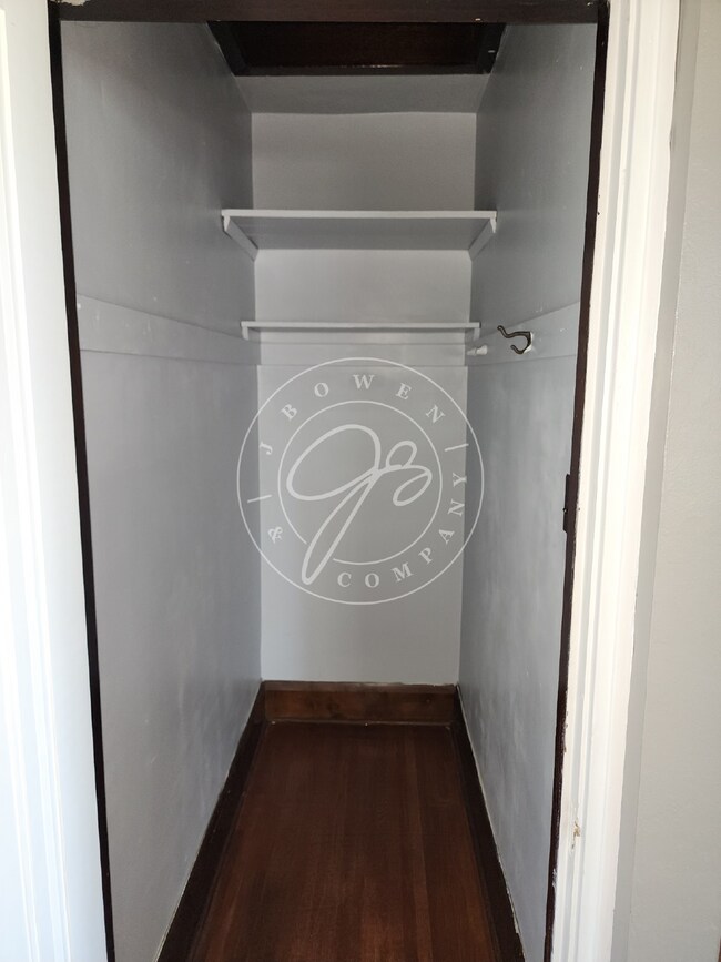 Building Photo - Charming Upper Duplex ready for you to cal...