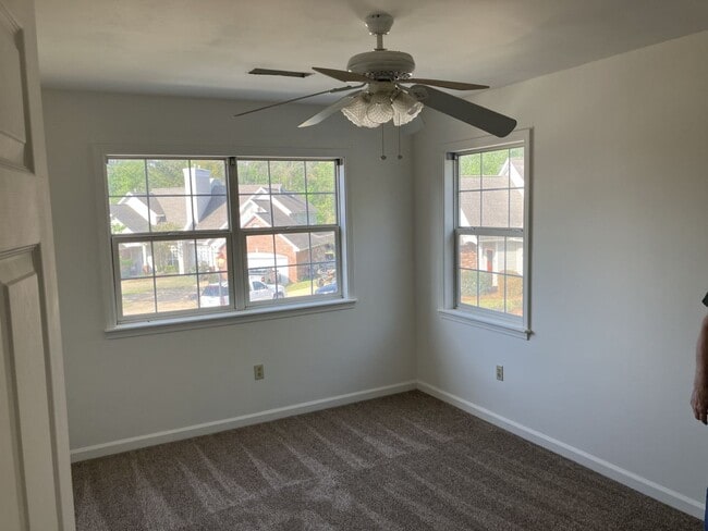 Building Photo - 114 W Shore Dr