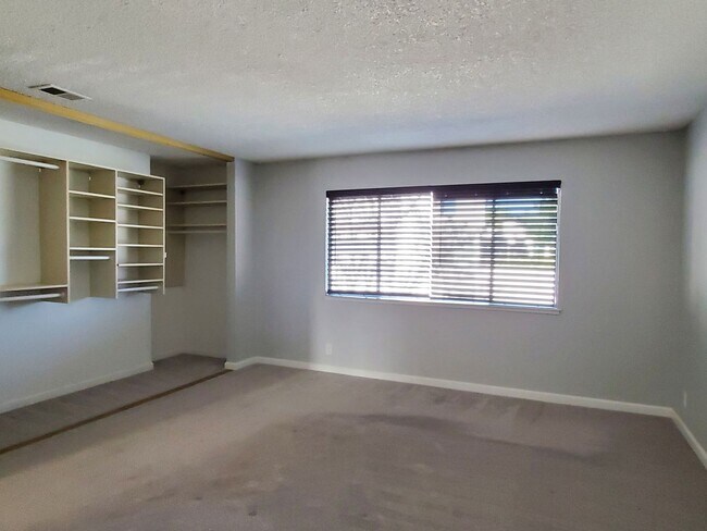 Building Photo - Upstairs Condo with 2 Car Garage, Fresh Pa...