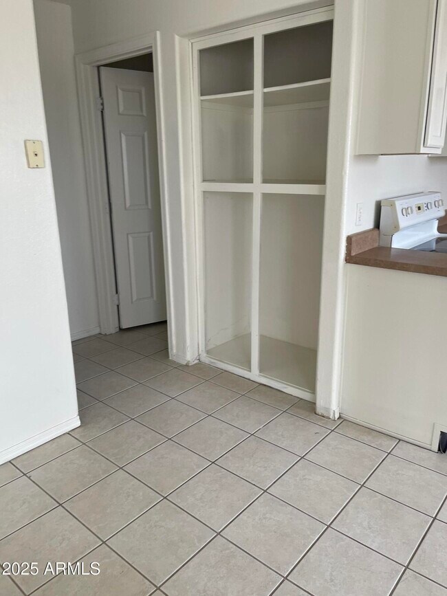 Building Photo - 4040 N Montgomery Cir