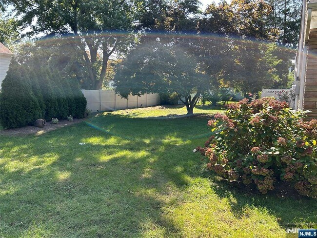 Building Photo - 10-11-11 Alexander Ave