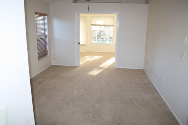 Building Photo - Beautiful 3 Bedroom two Bath