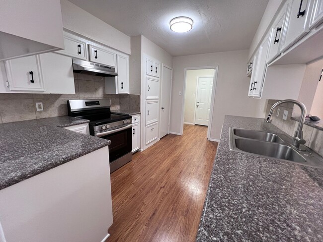 Building Photo - 4 Bedroom 2 Bathroom in Northwest Houston ...