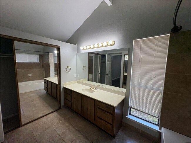 Building Photo - 307 Ridgewood Dr