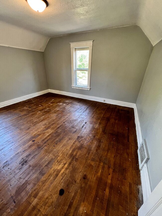 Building Photo - 708 E 6th St